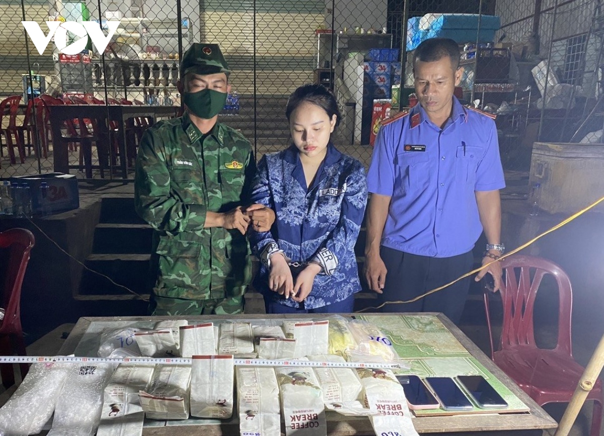 quang tri bat thieu nu 19 tuoi van chuyen 15kg ma tuy va 40 banh heroin hinh anh 1