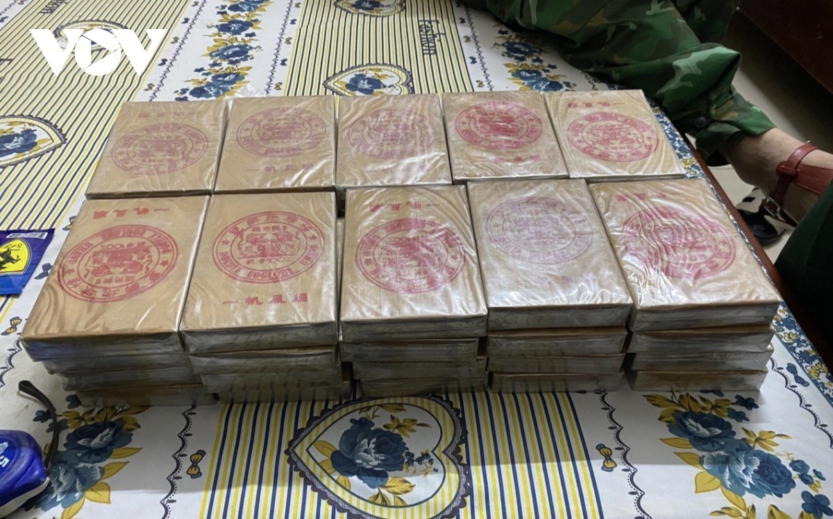 quang tri bat thieu nu 19 tuoi van chuyen 15kg ma tuy va 40 banh heroin hinh anh 2