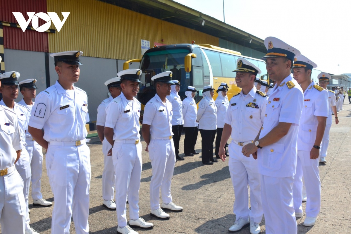 tau buom 286 - le quy Don viet nam cap cang muara cua brunei hinh anh 2