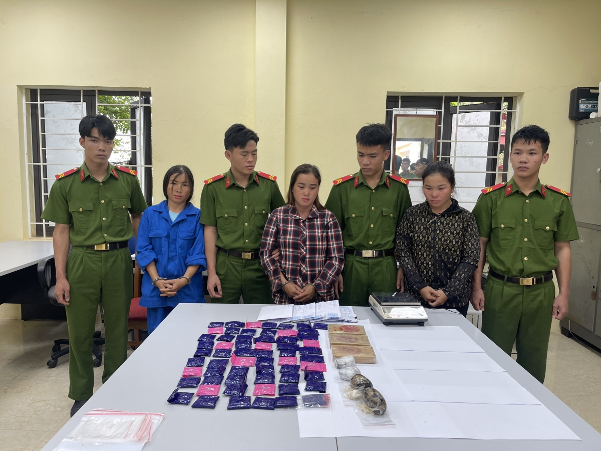 cac nu quai vung cao van chuyen 5 banh heroin va hon 11.000 vien ma tuy tong hop hinh anh 2